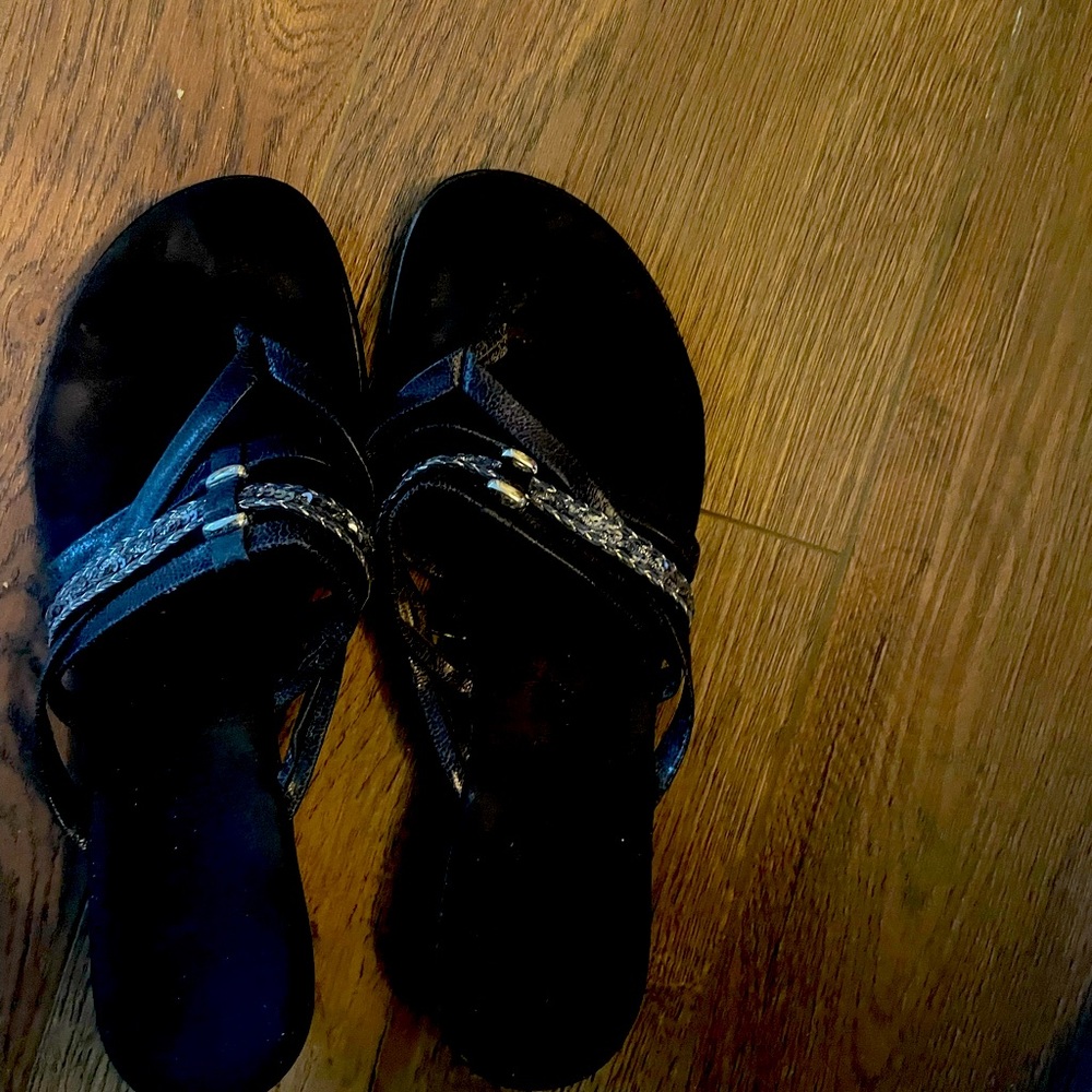 Cute navy sandal small
Kitten heal with silver accents